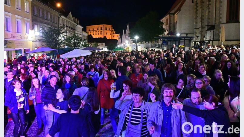 Tanzen gegen die Kälte: Trotz der kühlen Temperaturen am Abend war die Festmeile voll und bei den Gästen herrschte Partystimmung, wie hier vor der Rathaus-Bühne beim Auftritt der Live-Combo „Keine Ahnung“. Auch die Fußball-WM brachte dem 42. Altstadtfest einen zusätzlichen Besucherschub. Hartl