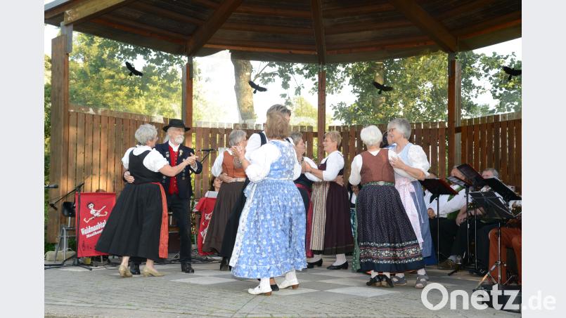 Die Erwachsenen Tanzgruppe des Trachtenvereins Neustadt/WN zeigte auch den St. Bernhardswalzer und das Spinnradl. bey