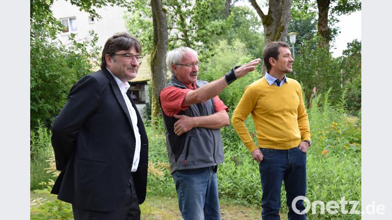 Architekt Karlheinz Beer (links) mit Doktor Peter Deinlein (rechts) und Steinmetz Georg Doreth (Mitte). mde
