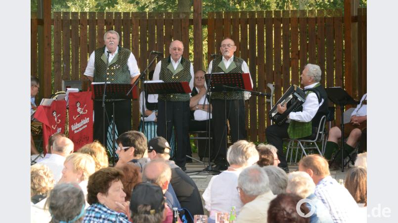 Die „Waldhauser Sänger“ mit Fred Fröhlich am Akkordeon sangen altergemäß über vergangene Zeiten. bey