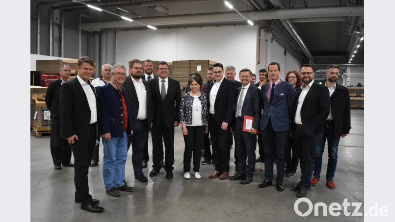 Wirtschafts- und Energieminister Franz Josef Pschierer (links, Mitte) besucht den Landkreis. Auf seiner Agenda steht auch die Betriebsbesichtigung der Liebensteiner Kartonagenfabrik. lue