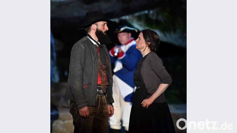 Das Schicksal Andreas Hofers ist besiegelt, seine Ehefrau Anna (Nikola Norgauer) verabschiedet ihn in die Gefangenschaft und damit in den sicheren Tod. Luisenburg-Festspiele/Florian Miedl