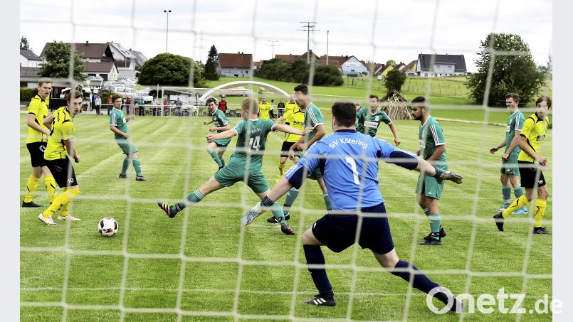 Nur zu Spielbeginn stand der Köferinger Torhüter Tomasz Halucha (Mitte vorne) etwas unter Druck, danach bekam der Gastgeber die Partie gegen den FC Amberg (gelbe Trikots) zunehmend in den Griff und gewann schließlich mit 3:1. Ziegler