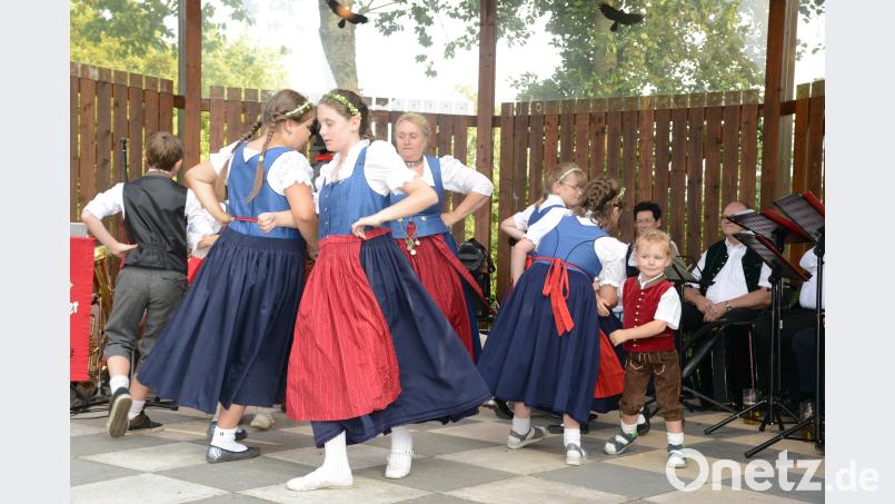 Die Kindertanzgruppe des Trachtenvereins Neustadt/WN begeisterte die Besucher. Rechts der kleine Sepperl, der mit seinen drei Jahren recht engagiert dabei war. bey