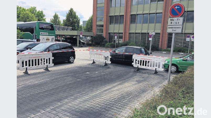 Noch deutlich sind die Spuren des Pkw-Brandes auf dem Parkplatz des neuen Rathauses zu sehen. Simone Baumgärtner