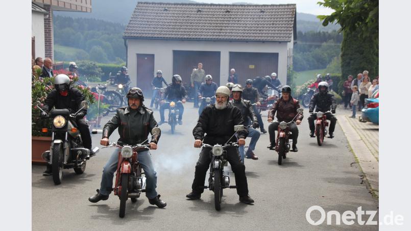 Benzingeruch liegt in der Luft und es qualmt gewaltig, als sich die Oldtimer-Freunde mit ihren antiquierten Motorrädern auf die Reise machen. Die gemeinsame Ausfahrt war der Höhepunkt beim Treffen des Imme-Freundeskreises. frd
