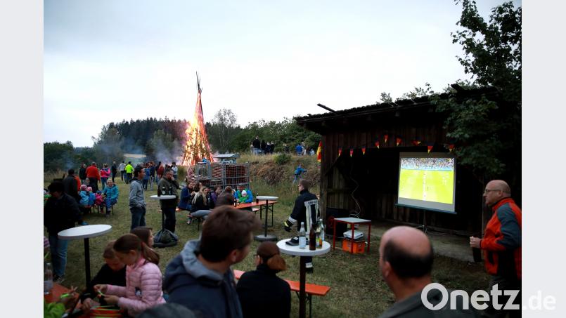 Beim Johannisfeuer konnten die Besucher das WM-Spiel Deutschland-Schweden auf der Leinwand verfolgen. njn