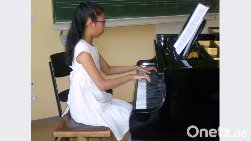 Stella Liang (Klasse 5c) spielte ein Scherzo von Schubert tie