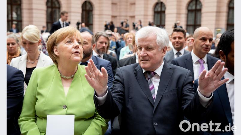 Bundeskanzlerin Angela Merkel (CDU) und Horst Seehofer (CSU), Bundesminister des Innern, für Bau und Heimat. Warum lässt sich die Kanzlerin Seehofers permanente Attacken gefallen?  Kay Nietfeld/dpa