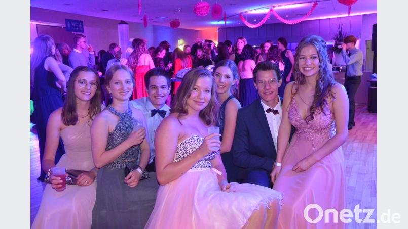 „In Schale geworfen“: Das Organisationsteam des Abi-Balls der Weidener Schulen. 	Bild: Kunz Kunz, Helmut