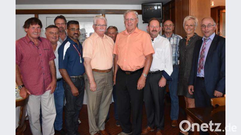 Die Vorstandschaft des DAGA wurde neu gewählt. Statt Anton Dürr ist nun Helmut Amschler (Vierter von rechts) der deutsche Vizepräsident. Das Bild zeigt von rechts: Stellvertretender Landrat Albert Nickl, zweite Bürgermeisterin Anita Stauber, Gerhard Hörl, Helmut Amschler, Helmuth Wächter, Peter Renner, James P. Federline, Antony Frazier, Wolfgang Pirkl, Hermann Marherr und Edmund Schreglmann. rgr