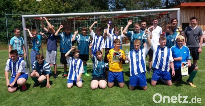 Begeistert und ausgelassen feierten die Fußballer/innen beim Bezirksturnier der Förderschulen mit dem Förderschwerpunkt geistige Entwicklung ihre Siege und freuten sich über Medaillen und Wanderpokal. Unsere Aufnahme zeigt in der hinteren Reihe von rechts Turnierleiter und Trainer Markus Schuller, Betreuer des HPZ-Teams und Schiedsrichter Christian Steinlein und Schiedsrichter Thomas Malzer. GRM