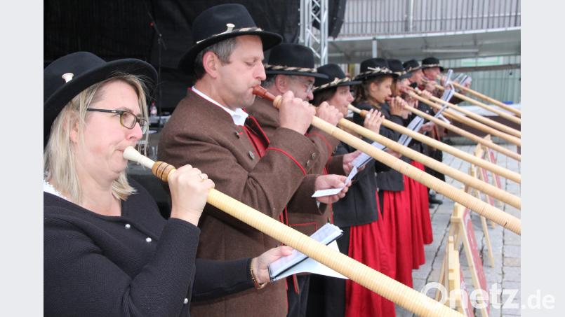 Die Großkonreuther Alphornbläser unter der Leitung von Markus Werner sorgten für ein tolles alpenländisches Intermezzo. kro