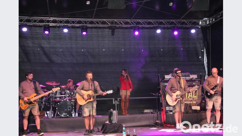 Die Party- und Powerband „Frontal“ heizte mit Austriapop mächtig ein. kro