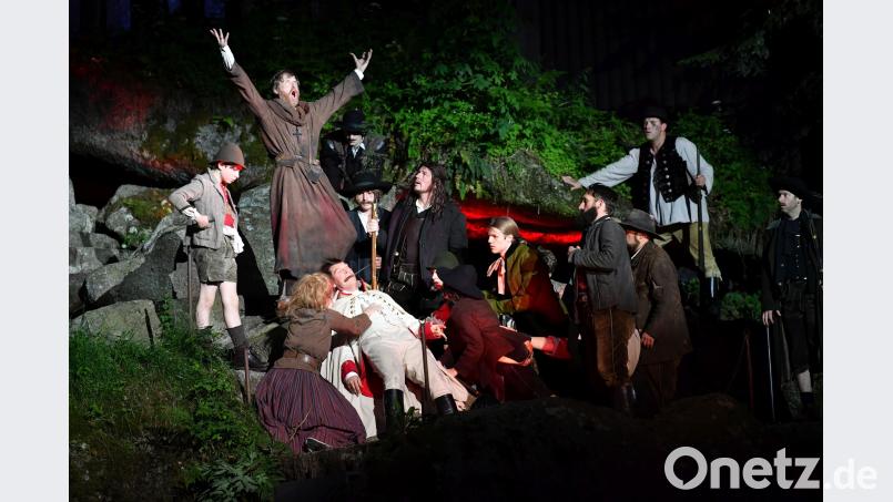 Mit dem dramatischen Volksstück „Andreas Hofer – Die Freiheit des Adlers“ von Felix Mitterer wurden am Freitagabend die ersten Luisenburg-Festspiele unter der künstlerischen Leitung von Birgit Simmler eröffnet. Dem Titelhelden, der von Jürgen Fischer (4. von rechts) grandios verkörpert wurde, ebenbürtig war der schillernde Pater Joachim Haspinger, den Paul Kaiser (2. von links) mit unbändiger Leidenschaft darstellte. Luisenburg-Festspiele/Florian Miedl