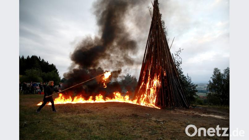 Dritte Bürgermeisterin Sonja Heindl entzündete das Johannisfeuer der Erbendorfer Feuerwehr auf der Schadenreuther Platte. njn