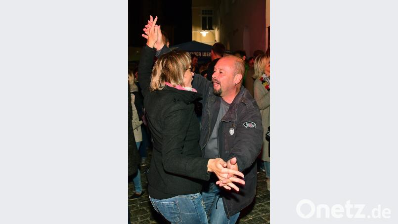 Ausgelassene Stimmung auf dem Kopfsteinpflaster: Feiern und tanzen gehören zum Party-Wochenende genauso wie kulinarische „Schmankerla“, Kultur, Geschichte und Sport und bilden zusammen den besonderen Reiz, der das Altstadtfest auch bei auswärtigen Gästen so beliebt macht. Hartl