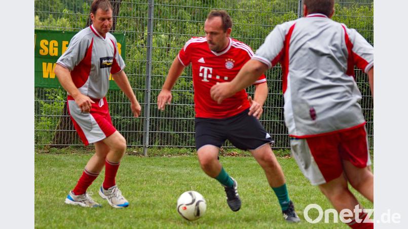 Mit vollem Körpereinsatz: Schwanzelstürzer gegen Fanclubberer (Mitte) beim Kampf um den Ball. sön