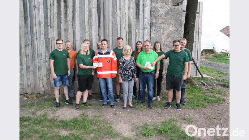 Zwei Spenden übergab die Oldtimerjugend Feilersdorf an Waltraud Wagner und Andreas Steinl von der Kinderkrebshilfe (Sechste und Vierter von rechts) und an Thomas Rauch von der BRK-Bereitschaft Pressath (Sechster von links). bjp