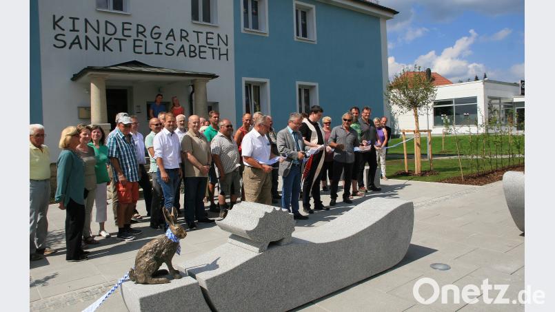 Eingeladen waren zur Feier die Anlieger, ebenso auch Vertreter der ausführenden Firmen und Vertreter aus der Kommune. Viele wollten dabei sein, wenn der fertiggestellte Bauabschnitt seiner Bestimmung übergeben wird. wro