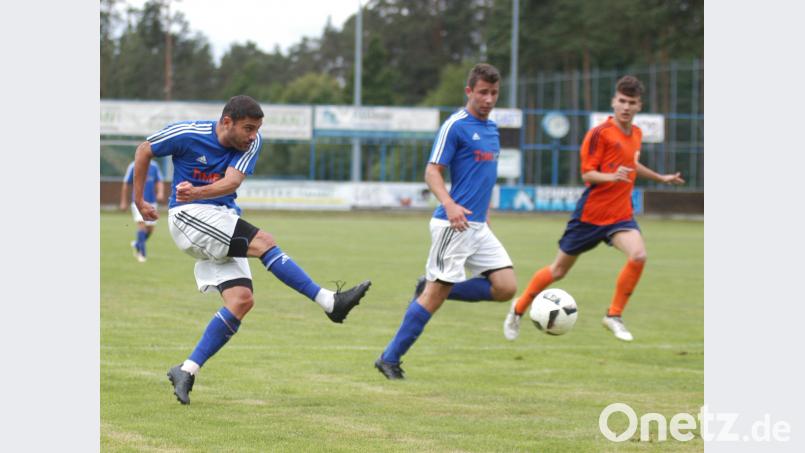 Der Etzenrichter Neuzugang Chousein Chousein (links) erzielte den 3:2-Siegtreffer gegen die SG Quelle Fürth. Dietl, Norbert [otr] (DINO.WEN@ONLINE.DE)