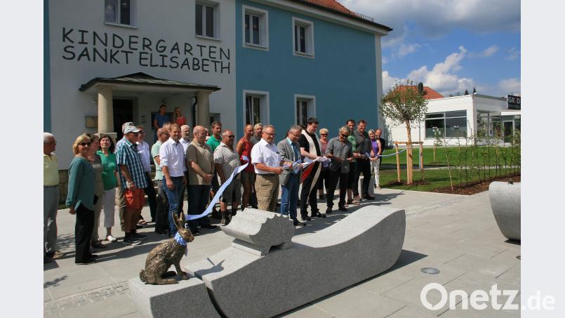 Das weiß-blaue Band ist durchschnitten. Nun können sowohl die Straße, als auch das schmucke Ensemble vor dem Kindergarten offiziell genutzt werden. wro