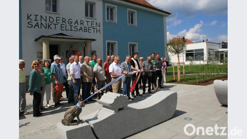 Gemeinsam mit Gästen eröffnete Bürgermeister Toni Dutz die neugestaltete Hauptstraße. Die Arbeiten dauerten knapp  ein Jahr. Zu einem Blickfang wurden Granit-Steinbänke und kunstvoll gestaltete Figuren aus dem Atelier Erwin Otte.  Bild: wro wro