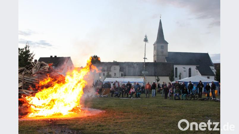 Das Johannisfeuer im Bürgerpark Krummennaab lockt viele Besucher an. den