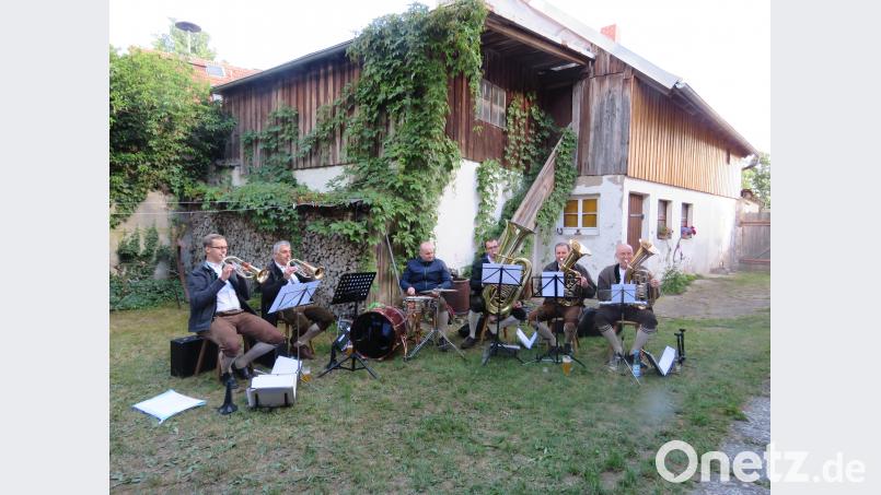 Die "Falkenberger Karpfenmusi" spielte auf und war ein Geschenk von Wolfgang Groppengiesser an Jeff Beer und Uschi Huber für die Feier der Präsidentschaftsübergabe. ubb