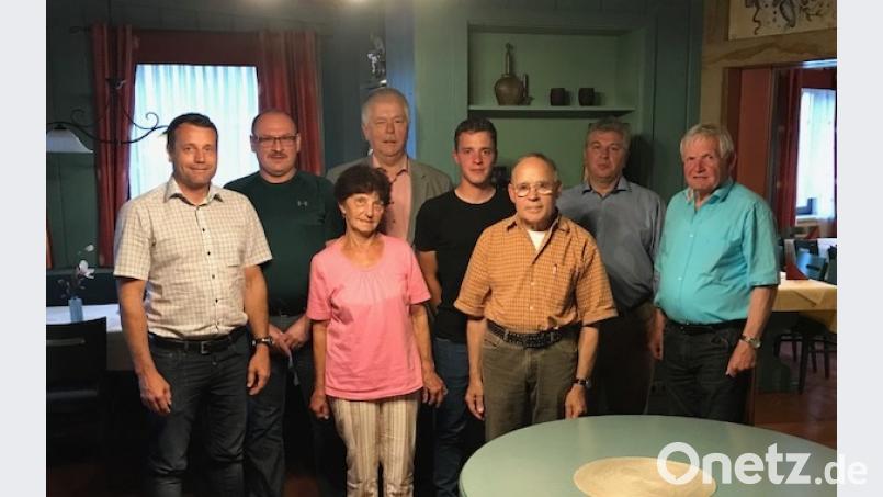 Kreisvorsitzender Uwe Bergmann (links) und Landtagsabgeordneter Reinhold Strobl (hinten, Dritter von links) gratulieren den Gewählten. exb