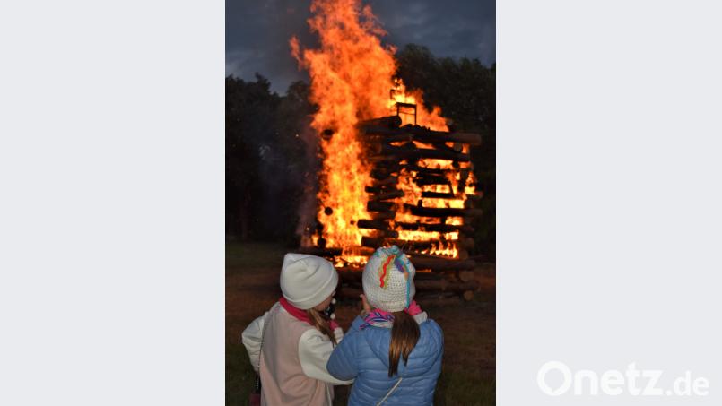 Der große Holzberg samt Stuhl brennt lichterloh. rgr
