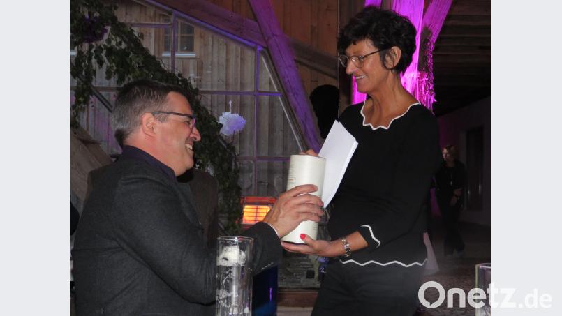 Christian Schönberger, der ein Jahr lang als Sekretär fungierte und auch für Jeff Beer weiter tätig sein wird, bekam von Uschi Huber einen 100 Jahre alten Whiskey für seine großartige Arbeit. Baumer, Ulla Britta [UBB] (<a href=