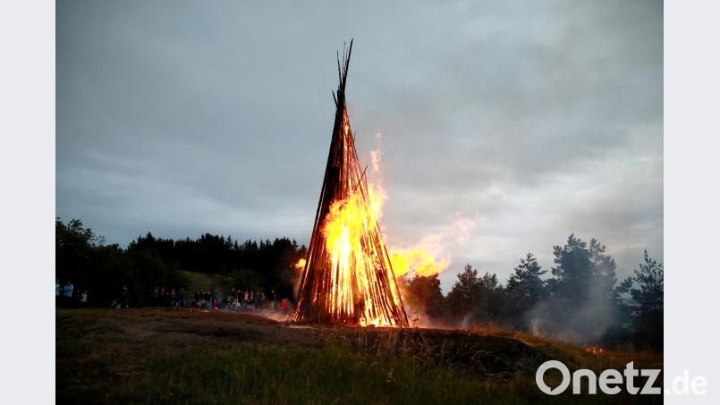 Dritte Bürgermeisterin Sonja Heindl entzündete in diesem Jahr das Johannisfeuer der Erbendorfer Feuerwehr auf der Schadenreuther Platte. njn