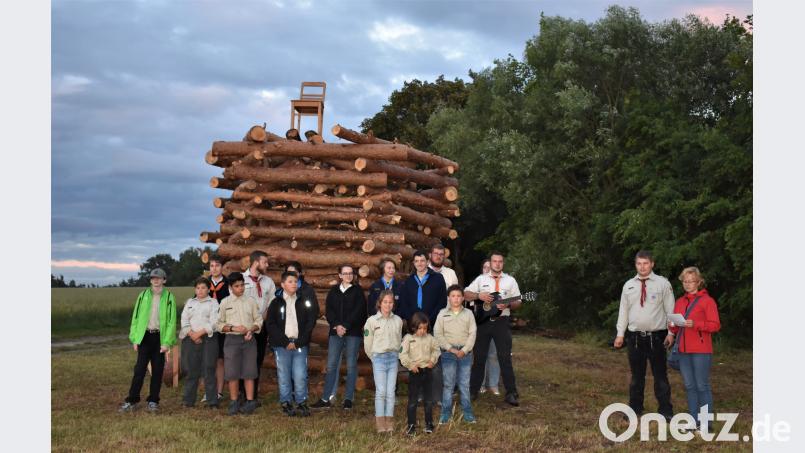 Gemeindereferentin Christine Gößl segnete das Feuer. rgr