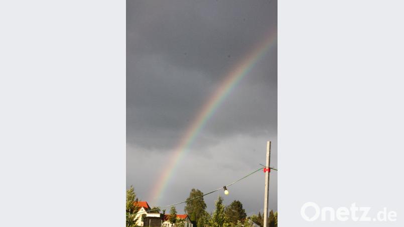 Auch ein Regenbogen lässt sich beim Johannisfeuer in Krummennaab blicken. den
