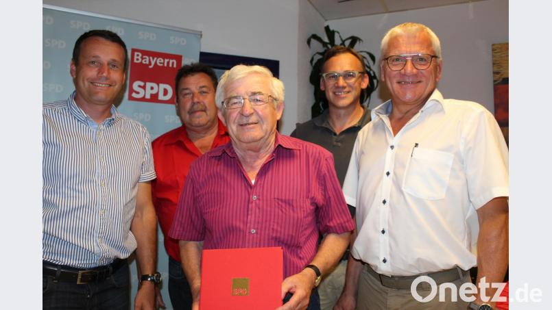 Als tragende Säule in der Auerbacher SPD würdigte Norbert Gradl die Verdienste von Werner Purkl in den 40 Jahren seiner Mitgliedschaft, darunter auch als Vorsitzender des Ortsvereins und Mitglied der SPD-Stadtratsfraktion. Mit im Bild (von rechts): Norbert Gradl, Peter Danninger, Werner Purkl, Vorsitzender Günther Sertl und Uwe Bergmann. cs