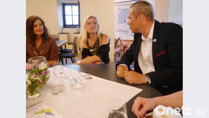 Ein Thema beim Besuch der Gesundheitsministerin Melanie Huml (Mitte) zum zehnjährigen Bestehen des Jugendmedienzentrums T1 vor ein paar Tagen waren die Aktionen und Projekte des Kreisjugendrings zur Drogenprävention. exb