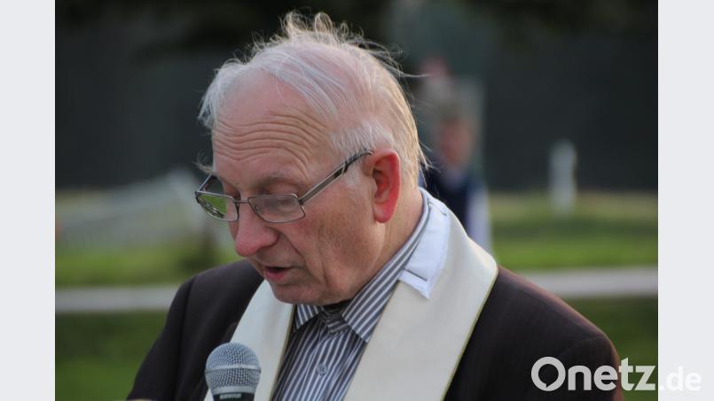 Pater Friedhelm Czinczoll segnete das Johannisfeuer. kro