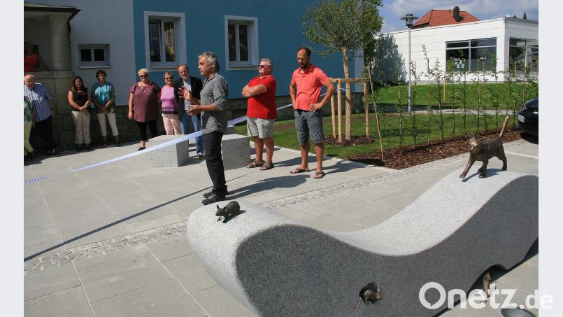 Die Steinbänke seien aus heimischem Granit, die Figuren aus Bronze gefertigt, beschrieb Erwin Otte (3. von rechts) sein vollendetes Werk an der Hauptstraße. wro
