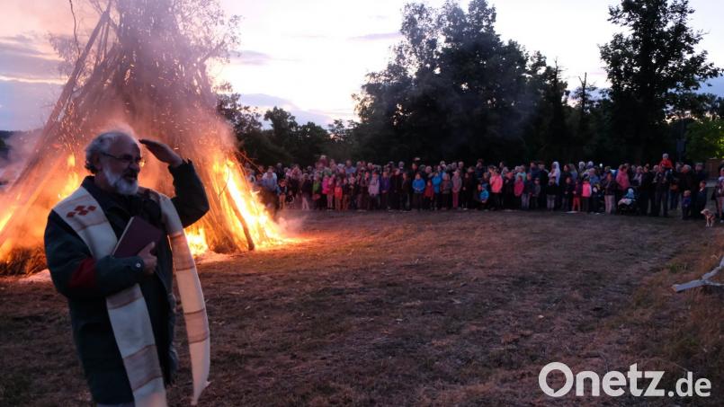Pfarrer Heinrich Rosner segnete das Johannisfeuer der Kolpingsfamilie auf dem Miesberg. Bild: mab