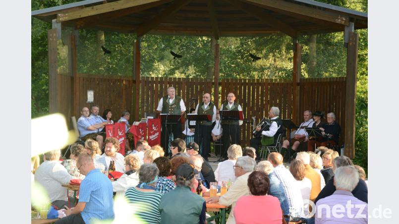 Die „Waldhauser Sänger“ mit Fred Fröhlich am Akkordeon sangen altergemäß über vergangene Zeiten. bey