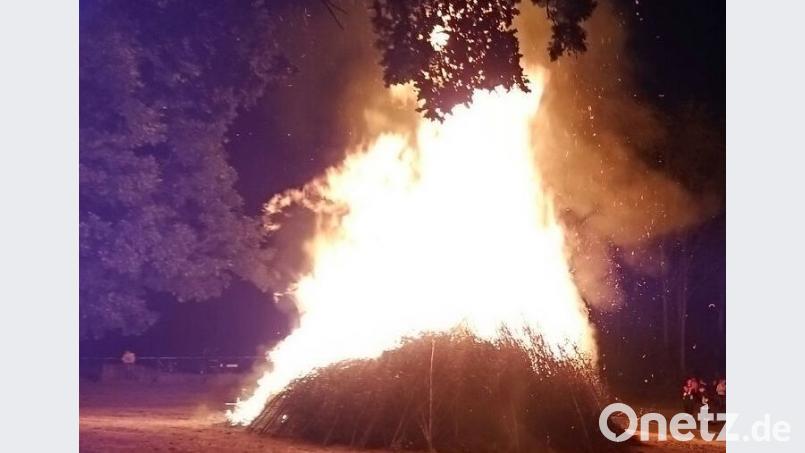Die Flammen fraßen sich nach wenigen Minuten durch den Birkenhaufen. gz