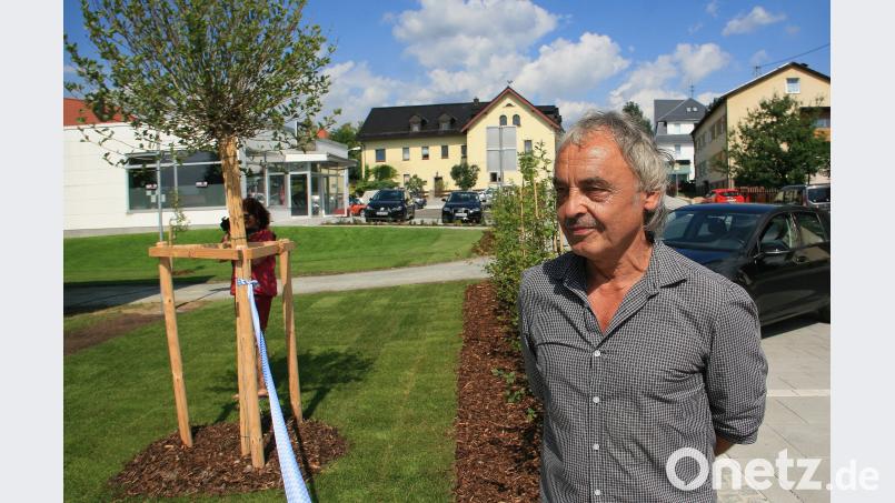 Aus der Hauptstraße wurde eine grüne Lunge. Bäume bestimmen fortan das Gemeindebild. Das freute auch Künstler Erwin Otte. wro