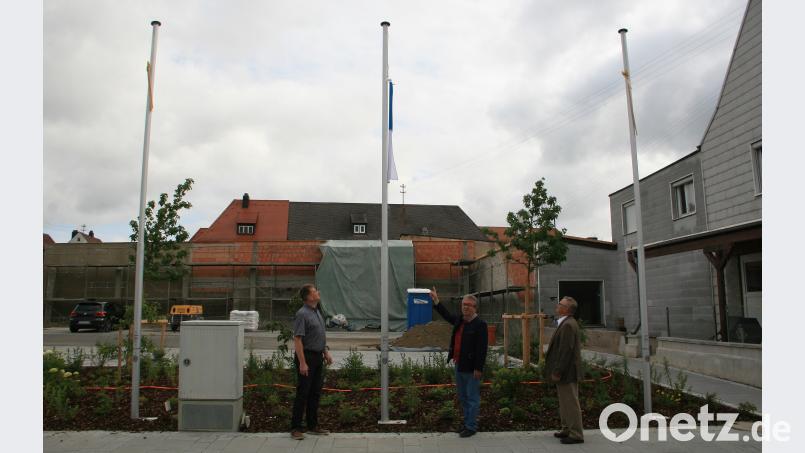 Erneut haben unbekannte Täter zugeschlagen, diesmal an der Hauptstraße. Für solcherlei „Späße“ zeige man aber keinerlei Verständnis, betonen 2. Bürgermeister Fritz Holm, Bürgermeister Toni Dutz und Thorsten Meiler von der Gemeindeverwaltung (von rechts). wro
