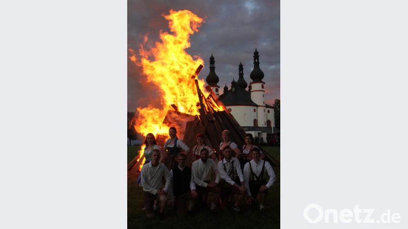 Die Kappl „brennt“, das Johannisfeuer vor der eindrucksvollen Kulisse der Dreifaltigkeitskirche. kro