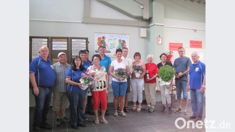 Gemeinsam zeichneten Wandervereinsvorsitzender Felix Fischer (rechts), sein Stellvertreter Christian Renner (links) und Bürgermeister Hermann Falk (Zweiter von rechts) die stärksten auswärtigen bzw. Hirschauer Wandergruppen mit Ehrenpreisen aus. u