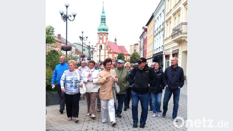 Stadtführer Bruno Fischer begleitete die Schwandorfer Gäste über den „Alten Markt“ in Sokolov. Im Hintergrund die Jakobskirche der Partnerstadt. Hirsch (RHI), Rudolf [RHI] (<a href=