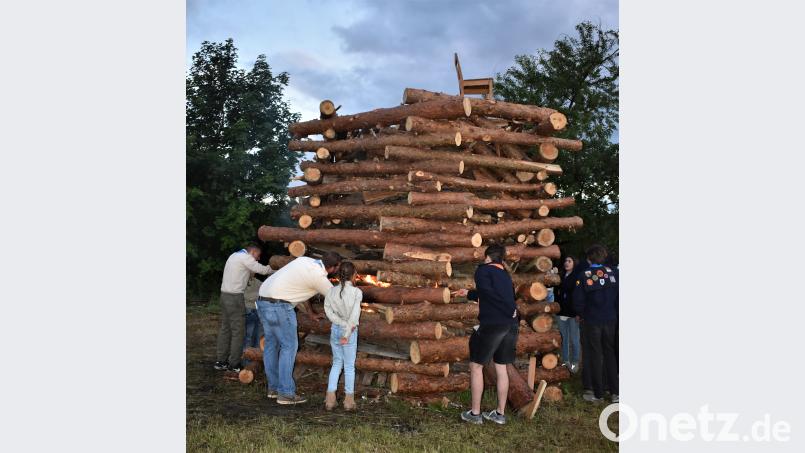 Die Pfadfinder schichteten einen 3,70 Meter hohen Holzberg auf. rgr