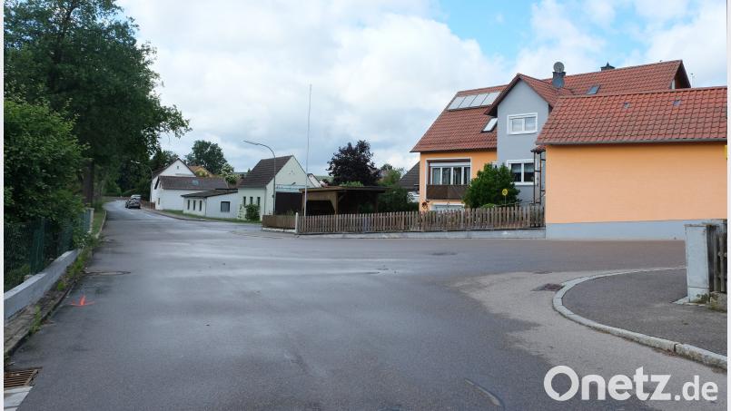 Die Anfrage zur Anbringung eines Verkehrsspiegels im Bereich Schulstraße/Einmündung Bachstraße wurde an die Gemeinde herangetragen. Die Überprüfung durch die Fachstellen während einer Verkehrsschau brachte als Ergebnis: Von der Aufstellung wird abgeraten. Zur Verbesserung der Situation trägt der Bauhof in der Bachstraße (Vordergrund) eine Fahrbahnmarkierung auf. Bild: ohr