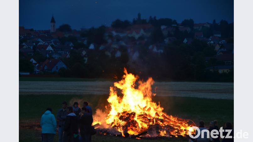 Etwas kleiner als normalerweise üblich lodern heuer die Flammen des Johannisfeuers der Altenstadter Wehrleute Am Bahndamm in den Abendhimmel. Das lange Unentschieden der deutschen Mannschaft lähmt selbst die Besucher, die nur spärlich den Weg zum Feuer fanden. dob